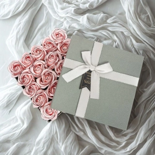 Mýdlová kytice Noir Rose L | Šedý Čtvercový Flower Box