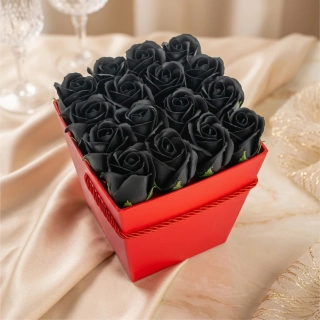 Mýdlová kytice Midnight Rose | Luxusní červený Flower Box s černými růžemi