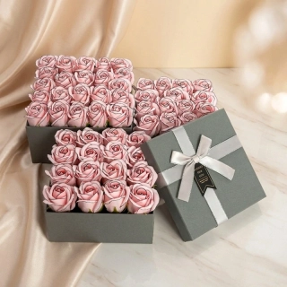 Mýdlová kytice Noir Rose S | Šedý Čtvercový Flower Box 