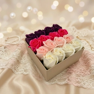 Mýdlová kytice Rosaria | Krémový čtvercový Flower Box